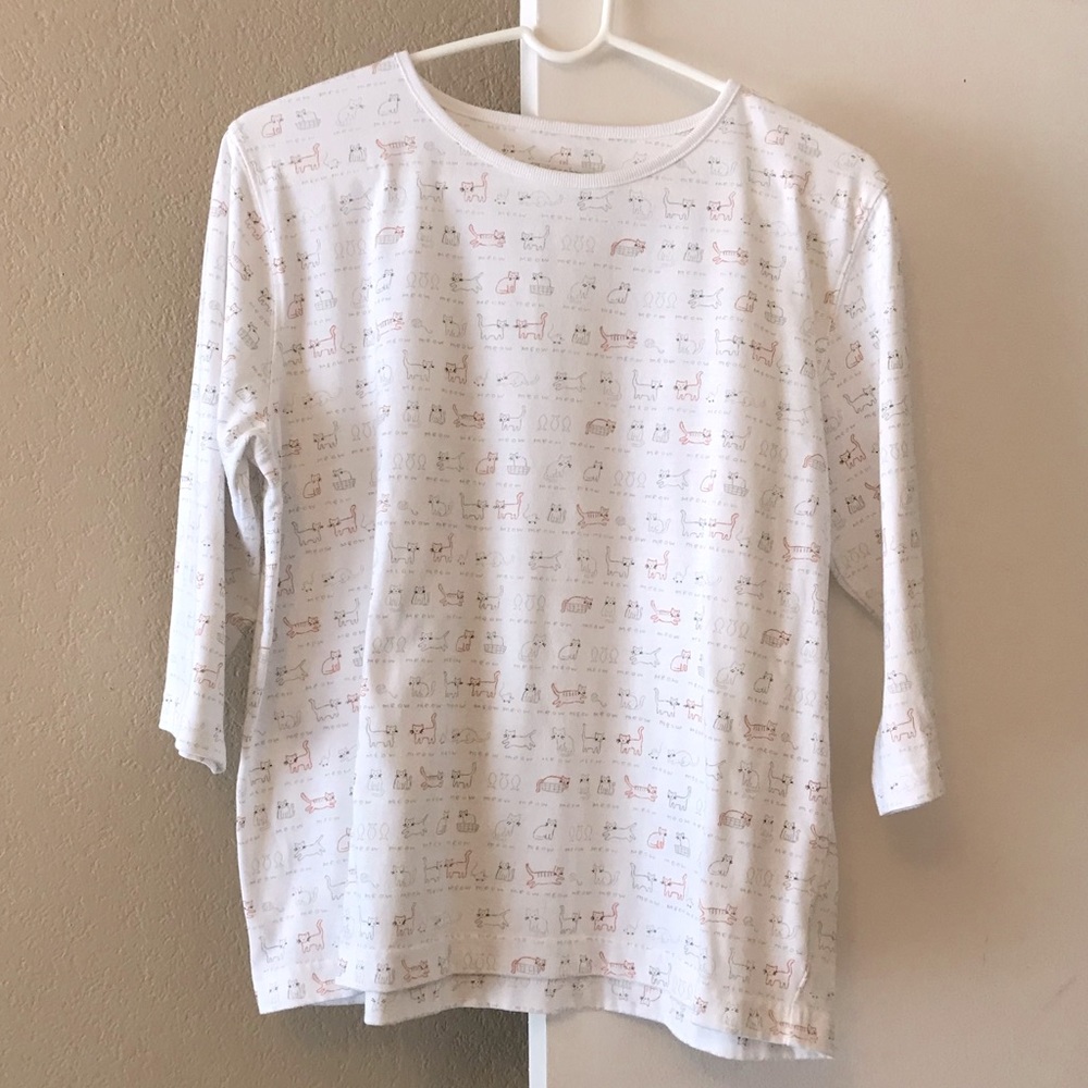 Cute 3/4 sleeve shirt w/ cats on it!
